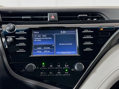 Used 2018 Toyota Camry LE image 21