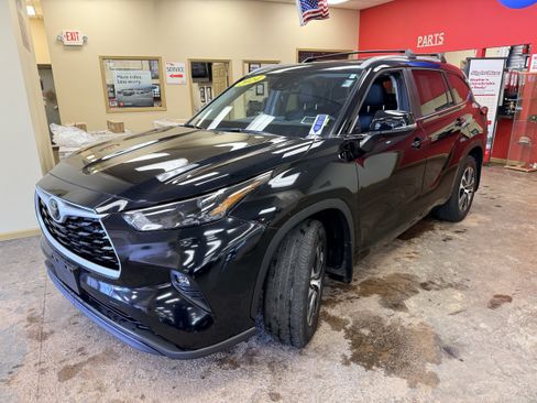 Used 2024 Toyota Highlander XLE AWD/4WD image 3