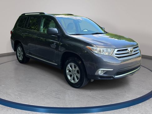 Used 2011 Toyota Highlander SE w/ Tow Pkg FWD image 3