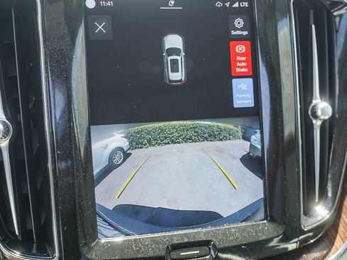 Used 2022 Volvo XC60 B5 Momentum w/ Climate Package FWD image 24