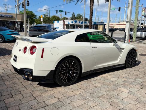 Used 2024 Nissan GT-R Premium w/ Premium Interior Package image 10