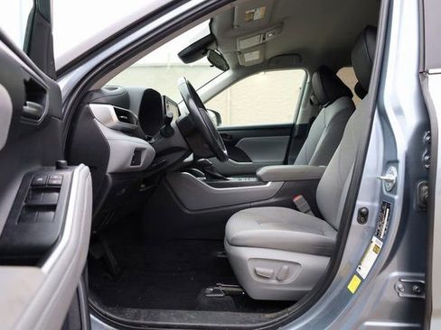 Used 2022 Toyota Highlander LE image 11
