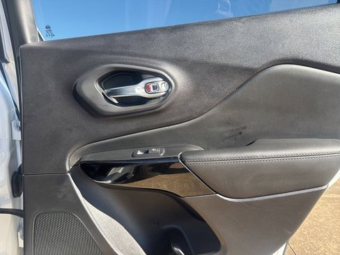 Used 2020 Jeep Cherokee Latitude Plus image 16