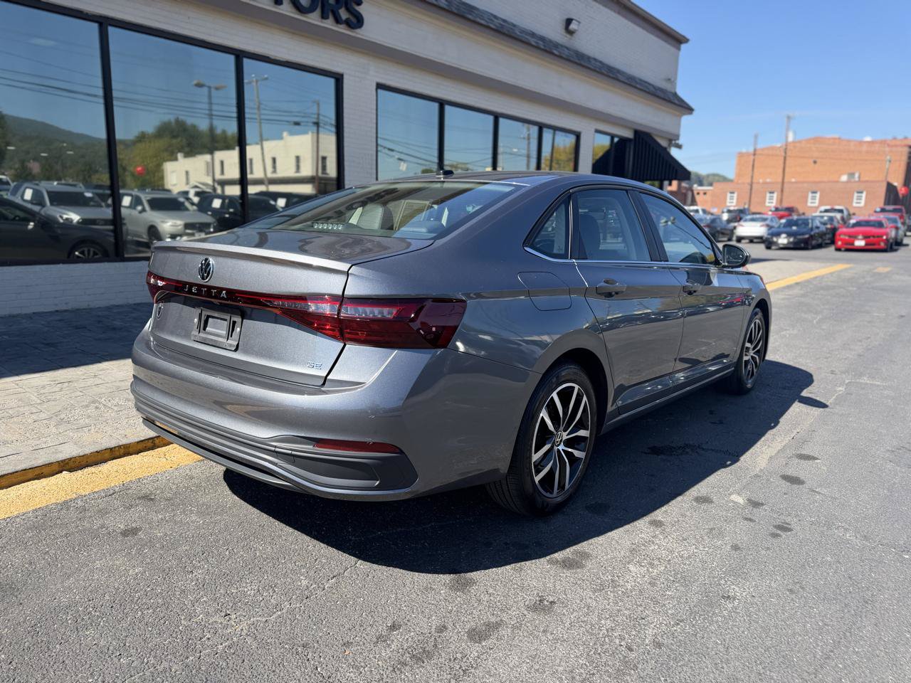 Used 2025 Volkswagen Jetta SE FWD image 3