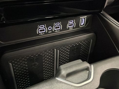 Used 2025 RAM 1500 Laramie w/ Night Edition AWD/4WD image 34
