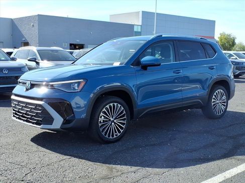 New 2026 Volkswagen Taos SE image 3