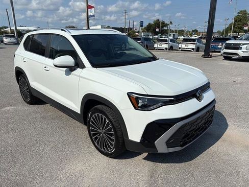 New 2025 Volkswagen Taos SE image 8