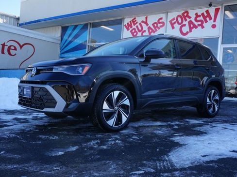 Certified 2025 Volkswagen Taos SE w/ Panoramic Sunroof Package image 4