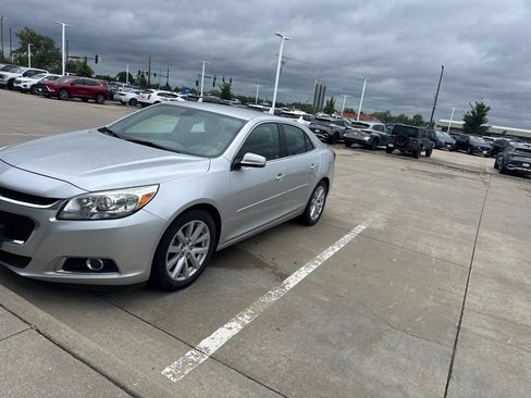 Used 2015 Chevrolet Malibu LT FWD image 2
