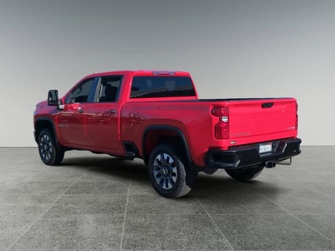 Used 2022 Chevrolet Silverado 2500 Custom w/ Custom Value Package image 3