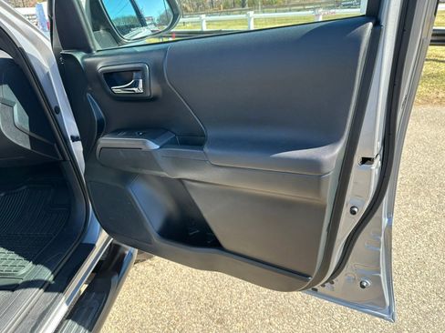 Used 2016 Toyota Tacoma TRD Sport w/ Exterior Package image 20