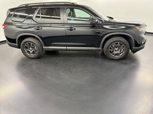 Certified 2025 Honda Pilot TrailSport image 8