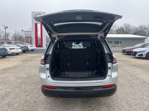 Used 2023 Jeep Grand Cherokee L Laredo image 5