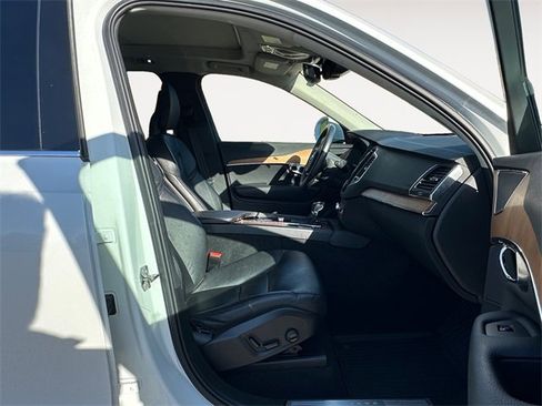 Used 2021 Volvo XC90 T6 Momentum w/ Climate Package image 15