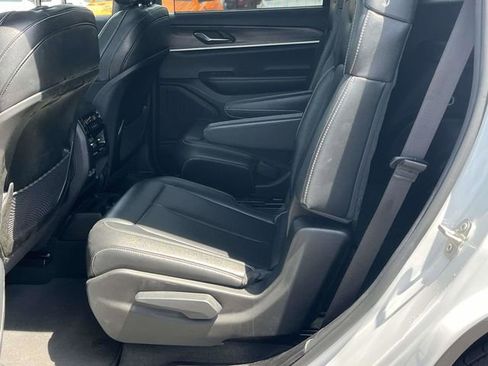 Used 2024 Jeep Grand Cherokee L Limited w/ Luxury Tech Group II AWD/4WD image 16