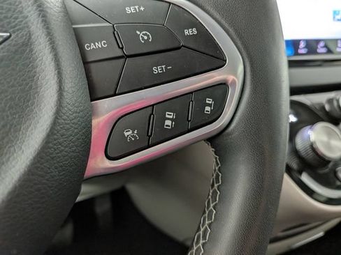 Used 2023 Chrysler Pacifica Touring-L FWD image 6