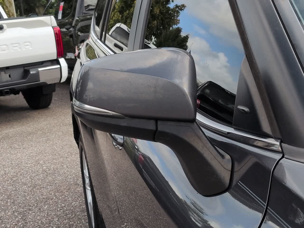 Used 2023 Toyota Highlander LE FWD image 12