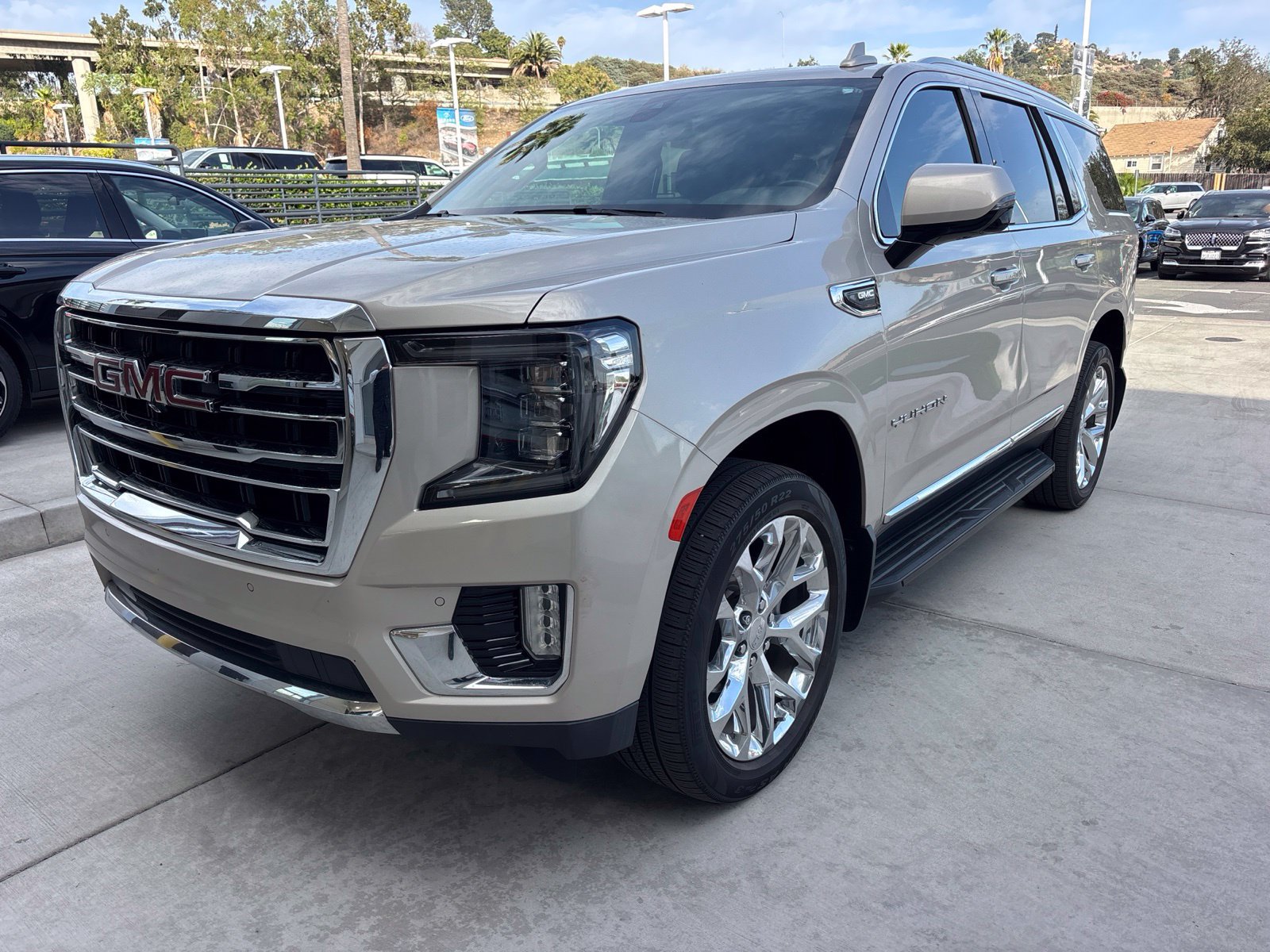 Used 2021 GMC Yukon SLT w/ Rear Media and Nav Package AWD/4WD image 2