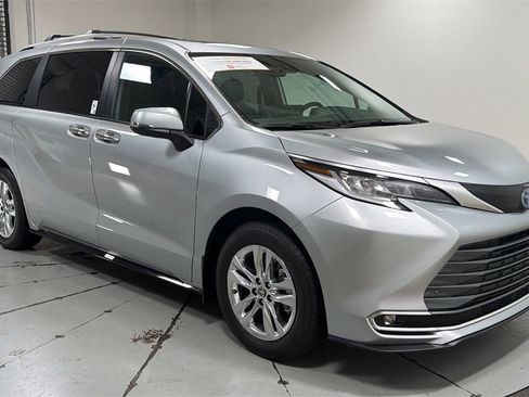 Certified 2025 Toyota Sienna Limited image 3