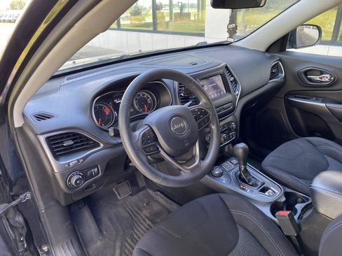 Used 2019 Jeep Cherokee Latitude w/ Popular Appearance Group AWD/4WD image 9