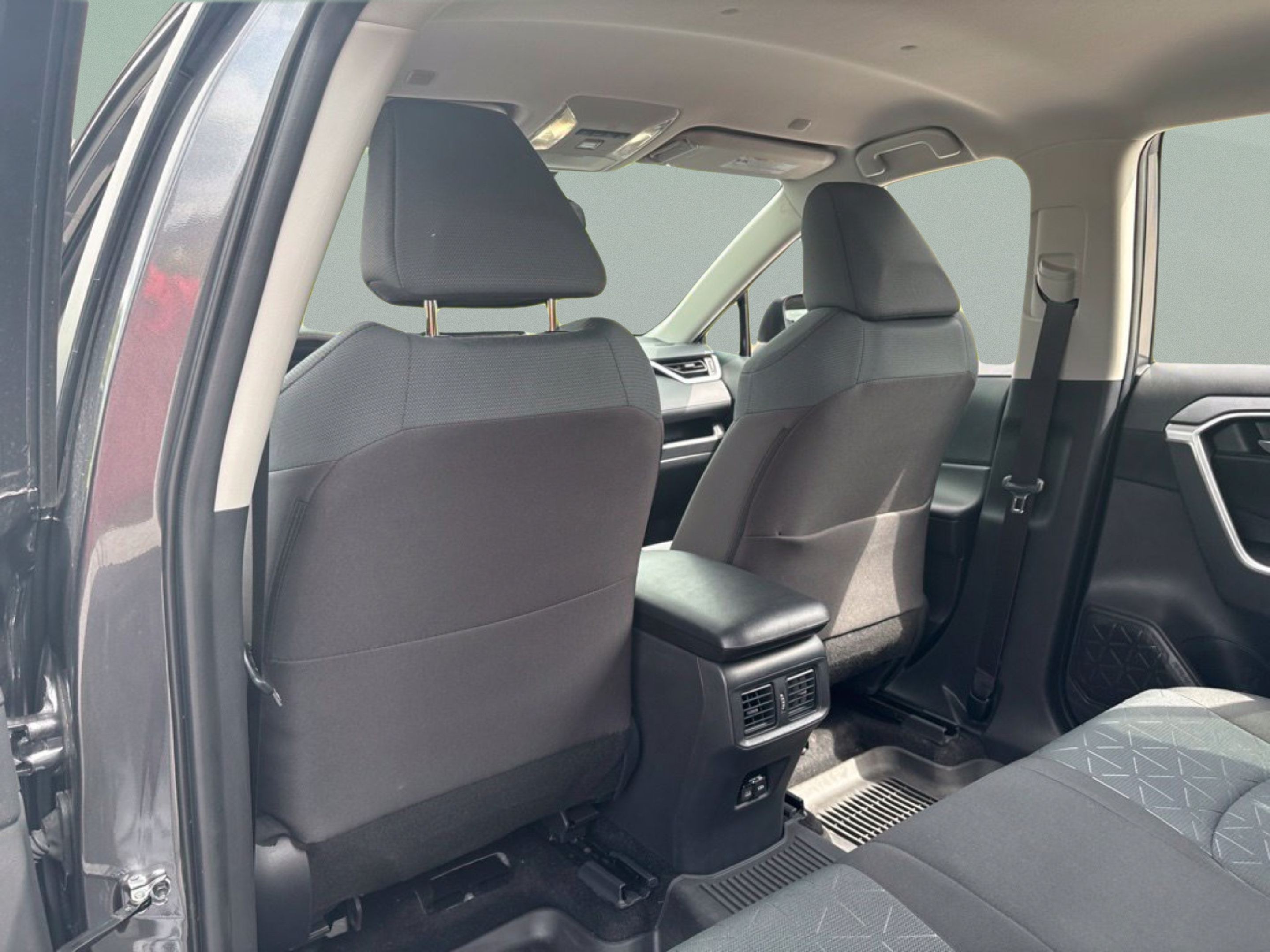 Used 2025 Toyota RAV4 XLE FWD image 23