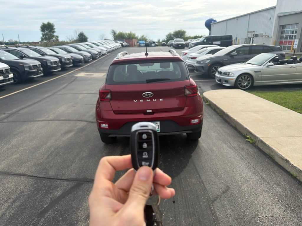 Used 2024 Hyundai Venue SEL FWD image 10
