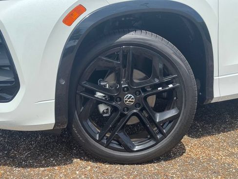 New 2026 Volkswagen Tiguan SE R-Line FWD image 2