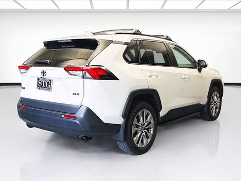 Used 2022 Toyota RAV4 XLE Premium FWD image 4
