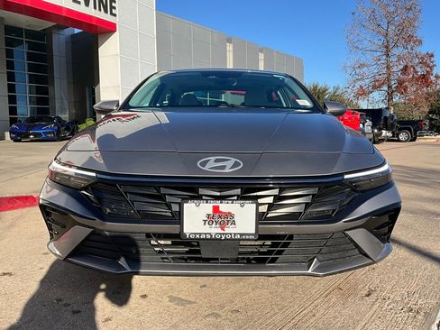 Used 2025 Hyundai Elantra Limited image 4