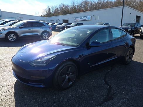 Used 2023 Tesla Model 3 Standard Range image 4