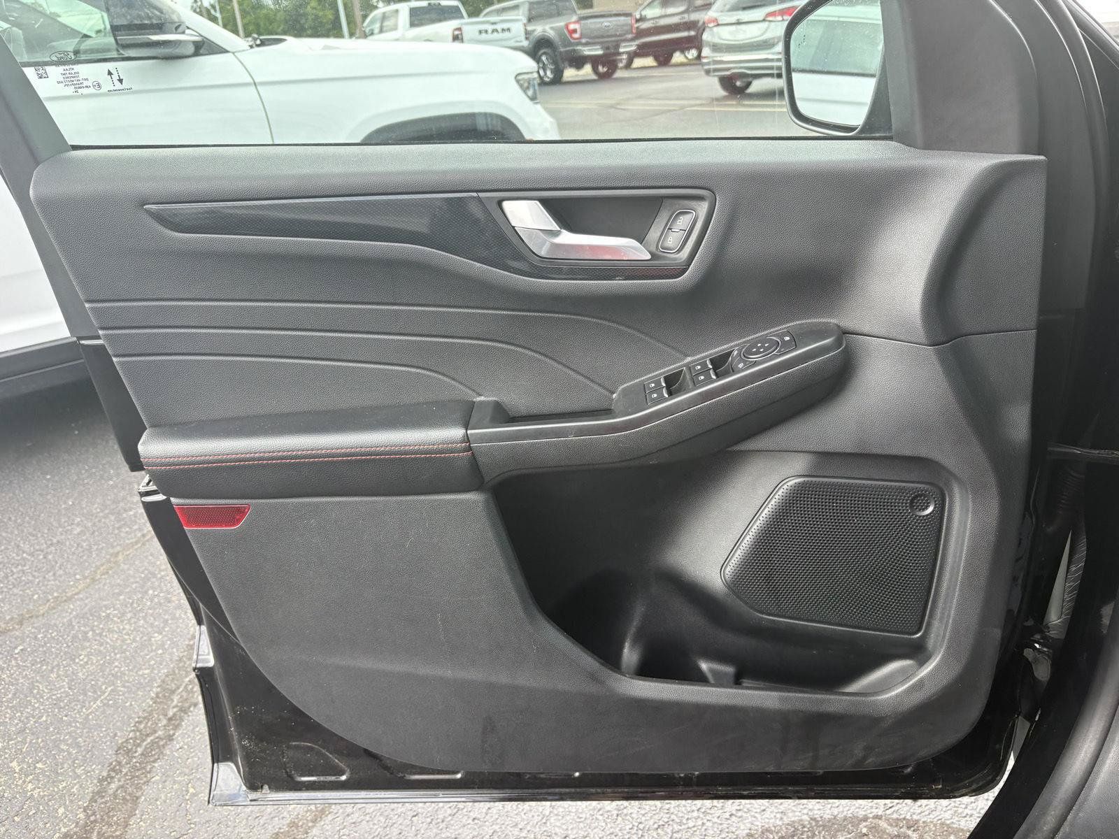 Used 2025 Ford Escape ST-Line FWD image 4