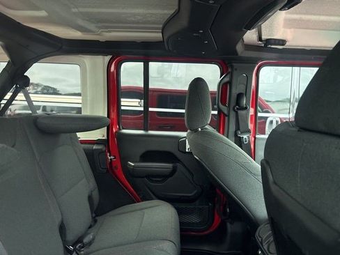Used 2025 Jeep Wrangler Unlimited Rubicon w/ Convenience Group AWD/4WD image 24