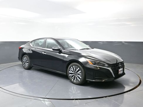 Used 2024 Nissan Altima 2.5 SV image 6