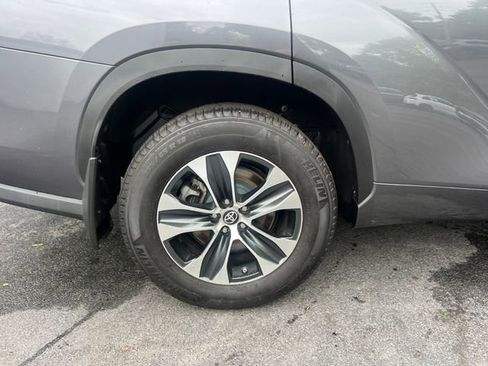 Used 2021 Toyota Highlander XLE AWD/4WD image 30