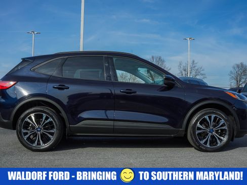 Used 2021 Ford Escape SE w/ SE Sport Appearance Package image 3