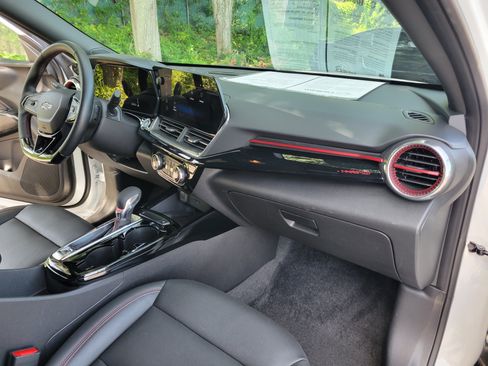 Certified 2024 Chevrolet Trax RS w/ Sunroof Package FWD image 25