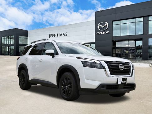 Used 2025 Nissan Pathfinder SV image 4