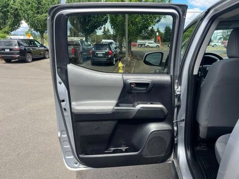 Used 2020 Toyota Tacoma SR5 AWD/4WD image 10