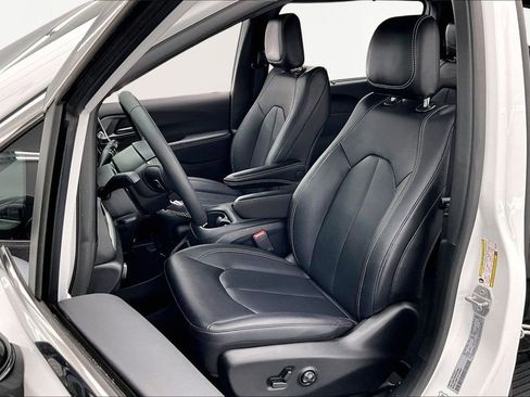 Used 2025 Chrysler Pacifica Select image 25