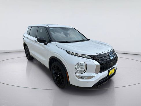 Used 2022 Mitsubishi Outlander SE FWD image 1