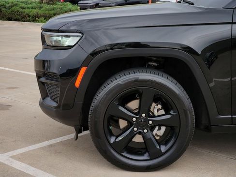 Used 2023 Jeep Grand Cherokee Altitude AWD/4WD image 8
