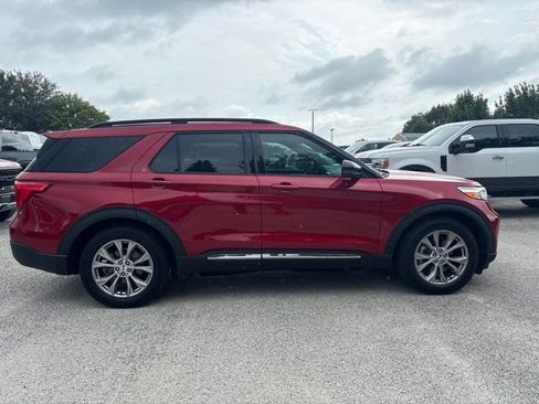 Used 2024 Ford Explorer XLT w/ Equipment Group 202A RWD image 4