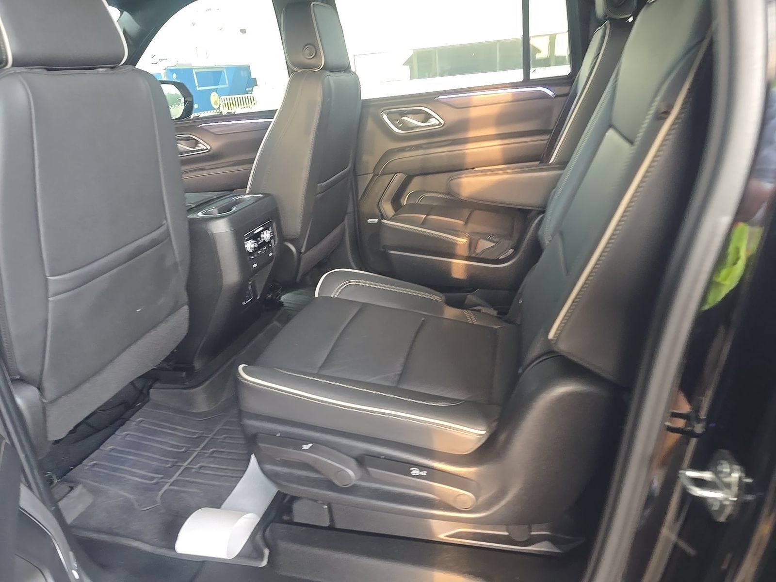 Used 2024 GMC Yukon XL SLT w/ SLT Luxury Package AWD/4WD image 9