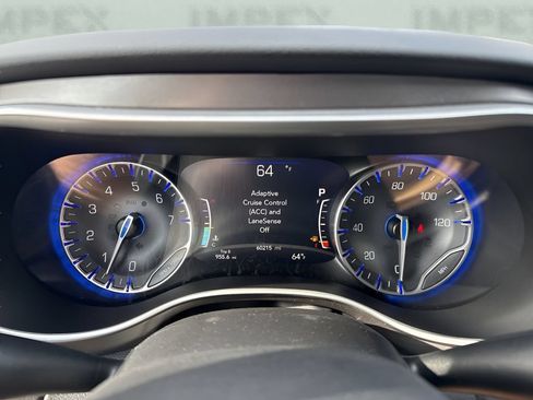 Used 2024 Chrysler Pacifica Touring-L FWD image 25
