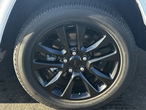 Used 2022 Jeep Grand Cherokee Laredo X image 4