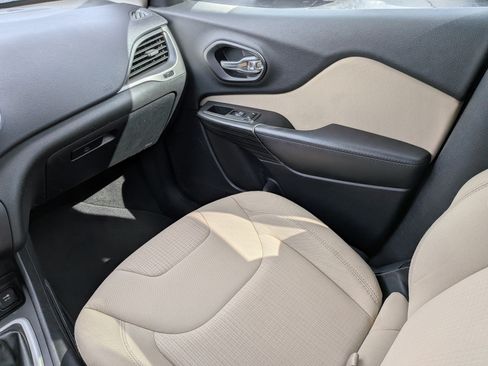 Used 2015 Jeep Cherokee Latitude FWD image 15