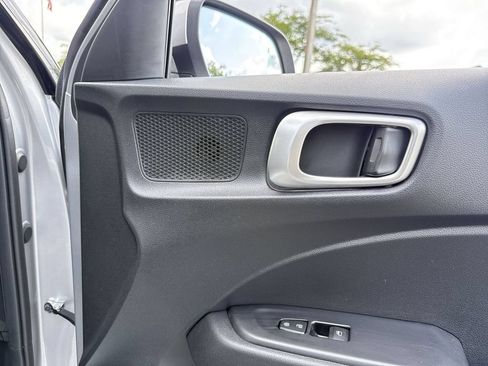 Used 2025 Hyundai Venue SEL FWD image 30