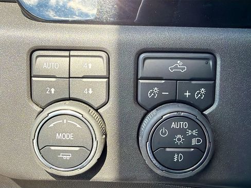 Used 2025 Chevrolet Silverado 1500 LT Trail Boss w/ Convenience Package II AWD/4WD image 33