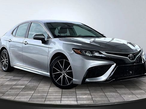 Used 2021 Toyota Camry SE FWD image 3