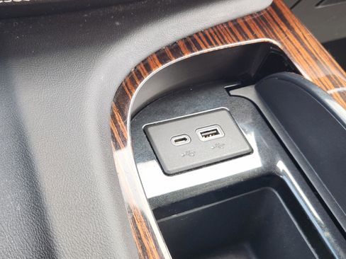 Used 2021 Cadillac Escalade Premium Luxury image 17